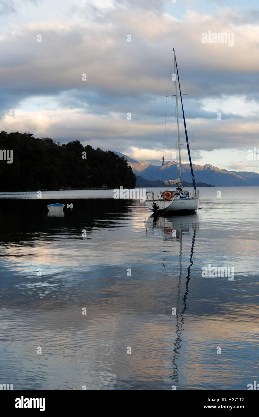 Location de bateaux sur le Lac Nahuel Huapi, Villa La Angostura, Nahuel Huapi National Park, Lake District, l'Argentine, l'Amérique du Sud Banque D'Images