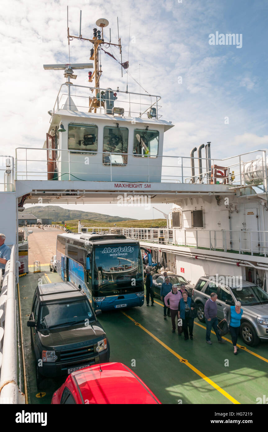 L'CalMac ferry MV Loch Alainn à Barra avant de partir pour l'Eriskay. Banque D'Images