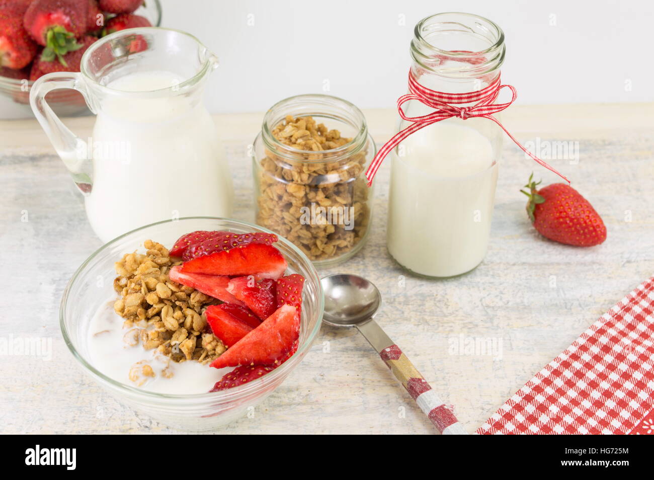 Granola, de fraises fraîches et de lait. Les ingrédients du petit-déjeuner sain Banque D'Images