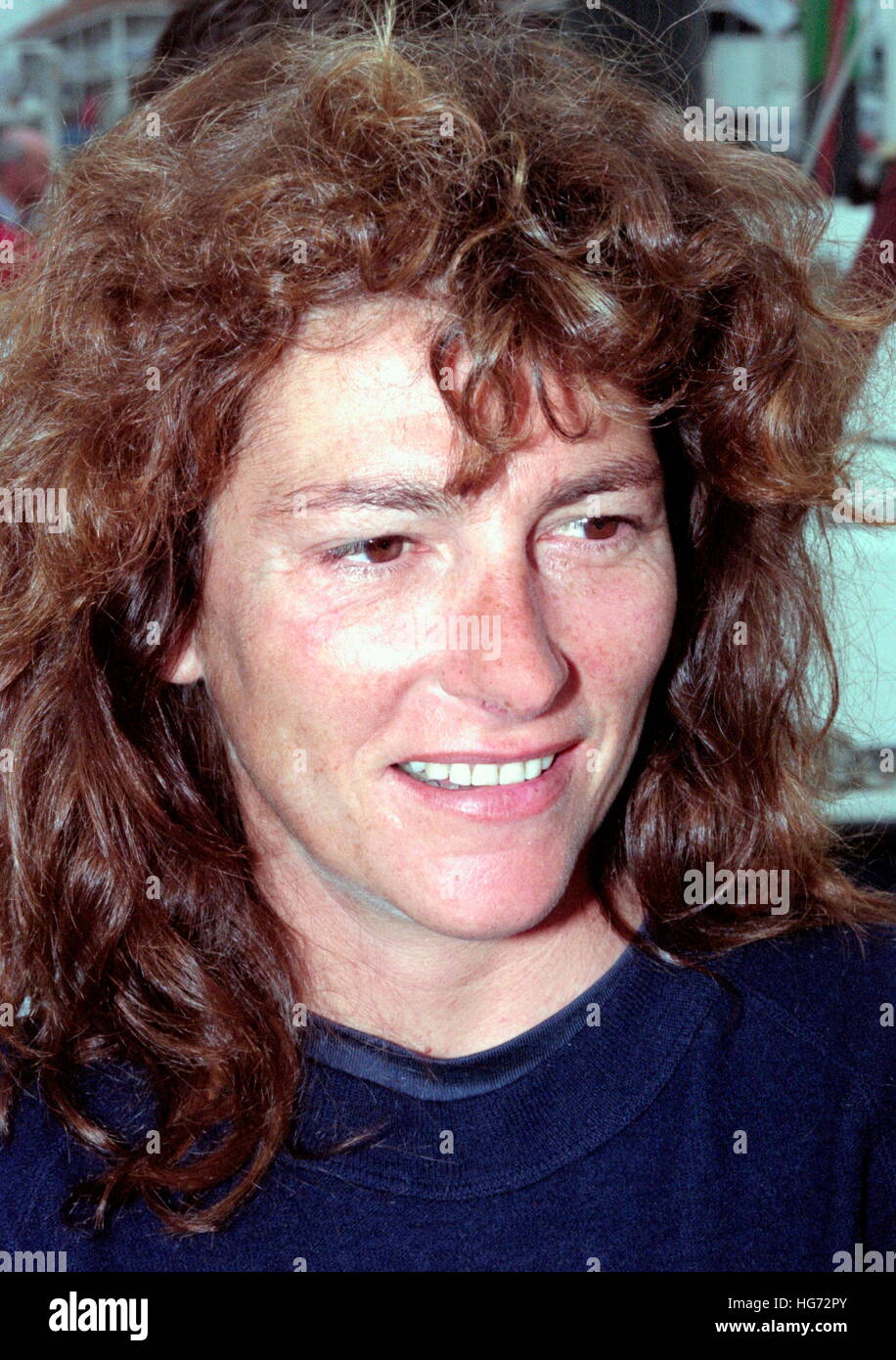 AJAXNETPHOTO. Juin 6th, 1992. PLYMOUTH, en Angleterre. - EUROPE 1 STAR - course transatlantique en solitaire - France - Français Haut de la navigatrice FLORENCE ARTHAUD À BORD DE SON TRIMARAN PIERRE 1ER AVANT DE COMMENCER. PHOTO:JONATHAN EASTLAND/AJAX REF:920606 5 15A Banque D'Images