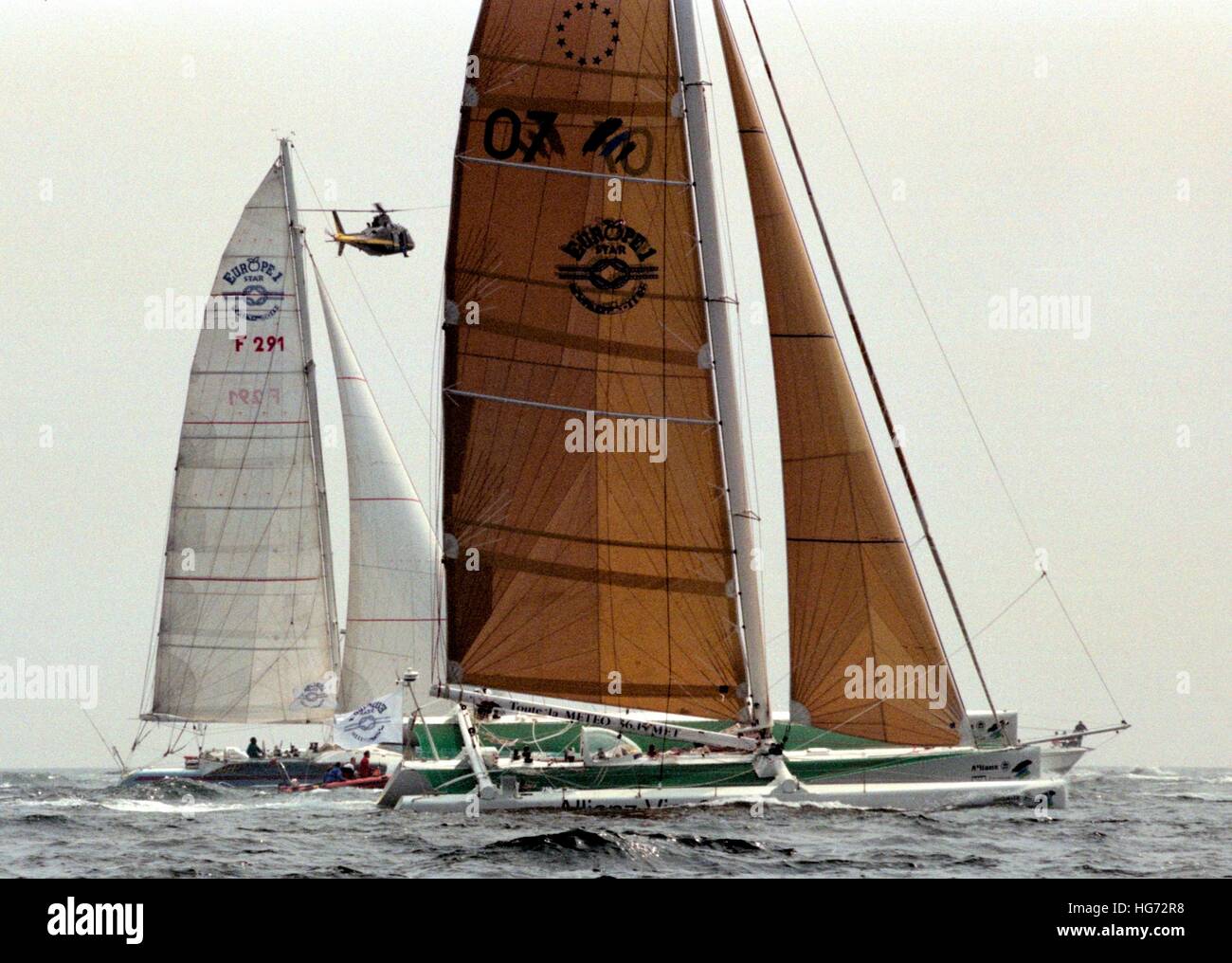 AJAXNETPHOTO. Juin 7th, 1992. PLYMOUTH, en Angleterre. - EUROPE 1 STAR - course transatlantique en solitaire français - 60FT TRIMARAN ALLIANZ VIA ASSURANCES (FOREGORUND) SKIPPÉ PAR JEAN MAUREL A SUBI UNE DÉFAILLANCE D'ENGRENAGE ET DU MÂT DE DOMMAGES PENDANT LA COURSE ET À LA RETRAITE. PHOTO:JONATHAN EASTLAND/AJAX REF:920706 2 2A Banque D'Images
