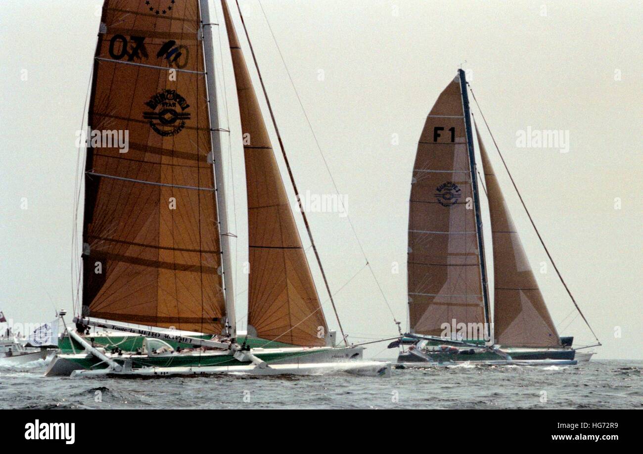 AJAXNETPHOTO. Juin 7th, 1992. PLYMOUTH, en Angleterre. - EUROPE 1 STAR - course transatlantique en solitaire français - 60FT TRIMARAN ALLIANZ VIA ASSURANCES (FOREGORUND) SKIPPÉ PAR JEAN MAUREL A SUBI UNE DÉFAILLANCE D'ENGRENAGE ET DU MÂT DE DOMMAGES PENDANT LA COURSE ET À LA RETRAITE. PHOTO:JONATHAN EASTLAND/AJAX REF:920706 2 6A Banque D'Images