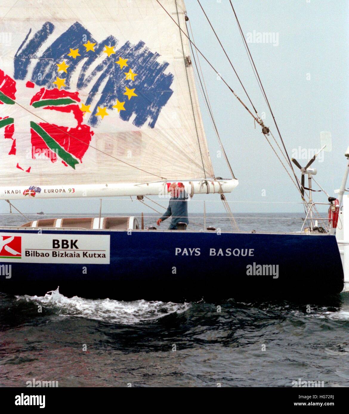 AJAXNETPHOTO. Juin 7th, 1992. PLYMOUTH, en Angleterre. - EUROPE 1 STAR - course transatlantique en solitaire - DE 60 PIEDS MONOCOQUE ESPAGNOL EUZKADI ENTRÉE EUROPA 93 SKIPPÉ PAR JOSE UGARTE AU DÉBUT. PHOTO:JONATHAN EASTLAND/AJAX REF:920706 2  21A Banque D'Images
