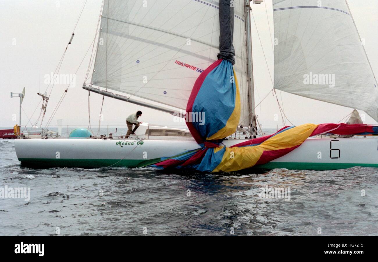 AJAXNETPHOTO. Juin 7th, 1992. PLYMOUTH, en Angleterre. - EUROPE 1 STAR - course transatlantique en solitaire - ITALIEN VITTORIO MALINGRI SKIPPÉ LE MONOCOQUE 60 MOANA 60. PHOTO:JONATHAN EASTLAND/AJAX REF:920706 2  36A Banque D'Images