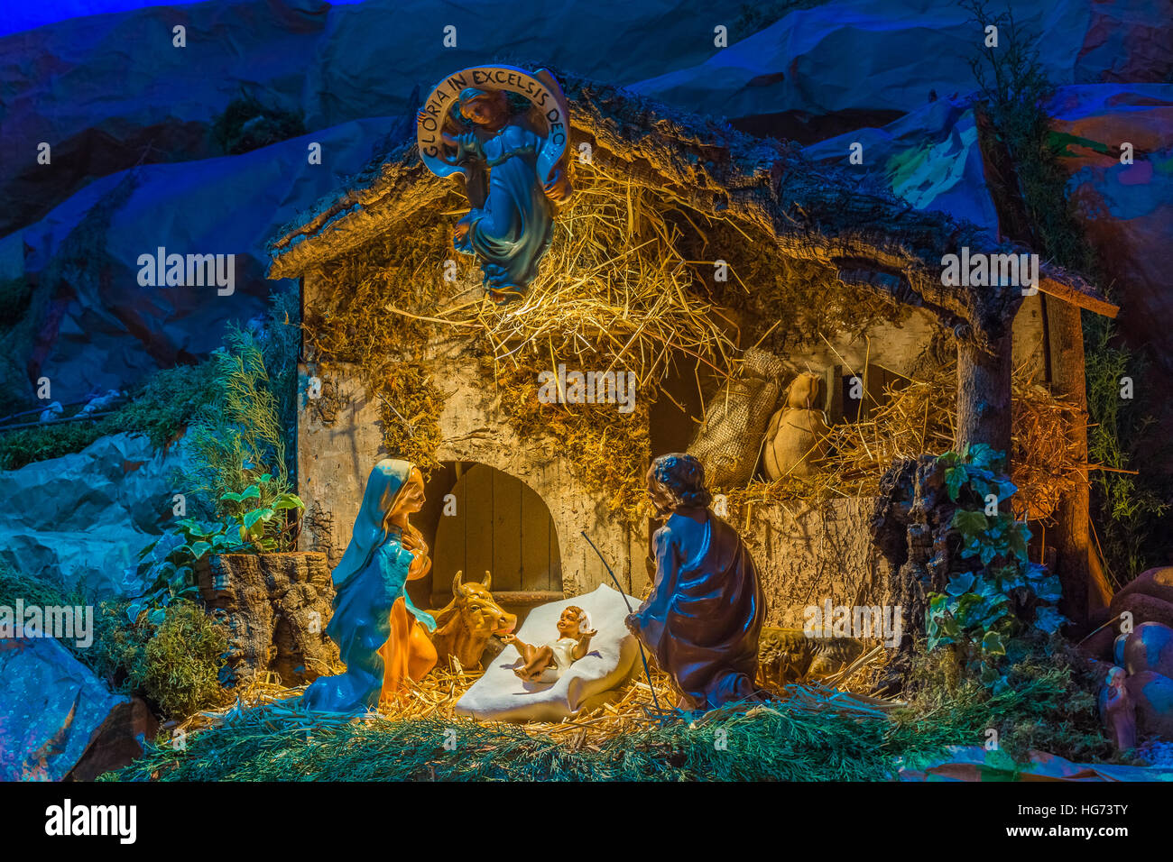 Crèche De Noël De L'enfant Jésus Dans La Crèche Avec Saint Joseph, La Vierge Marie, Le Boeuf Et L Ane 130464144