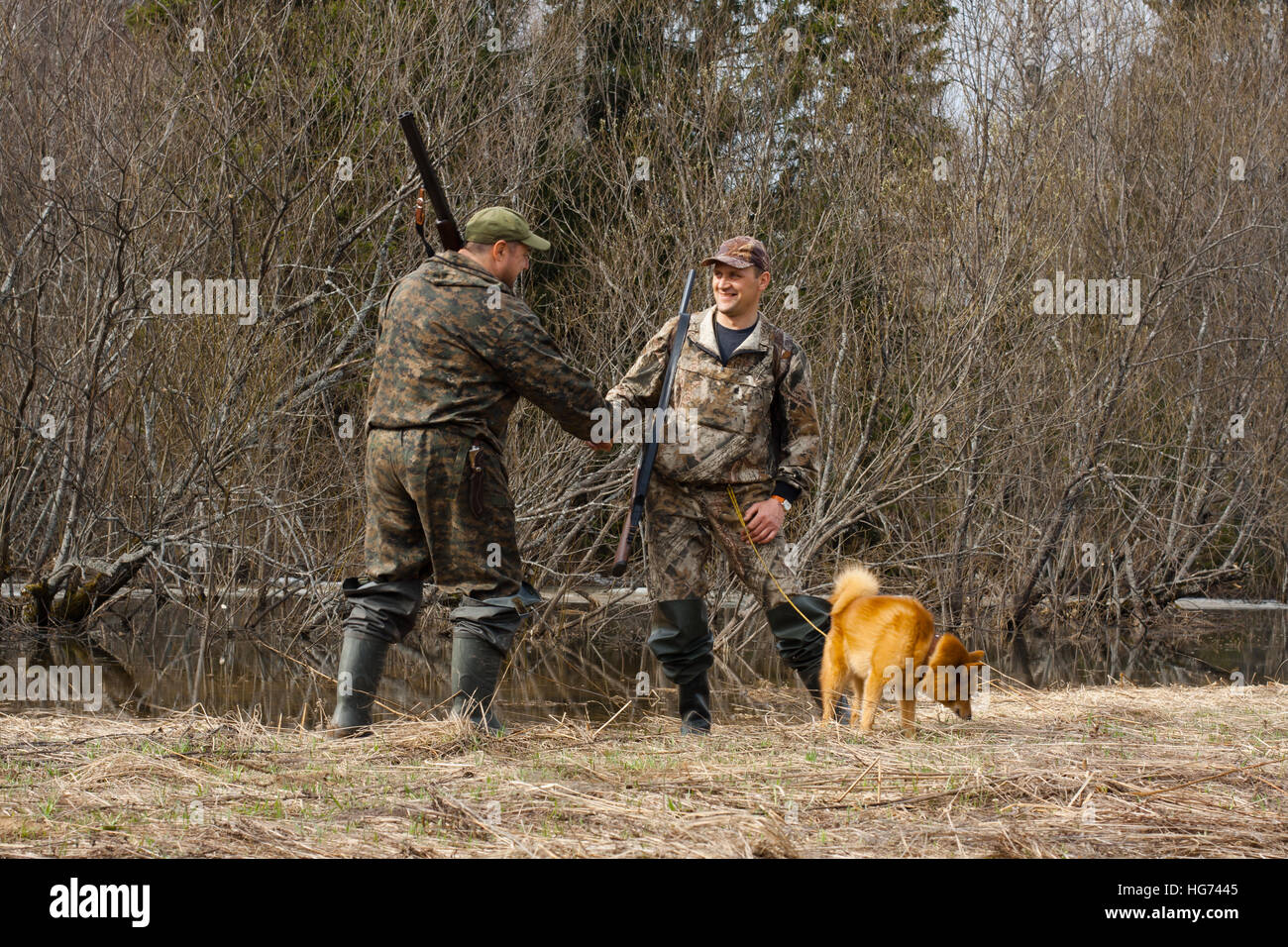 Deux chasseurs se serrer la main les uns les autres Banque D'Images