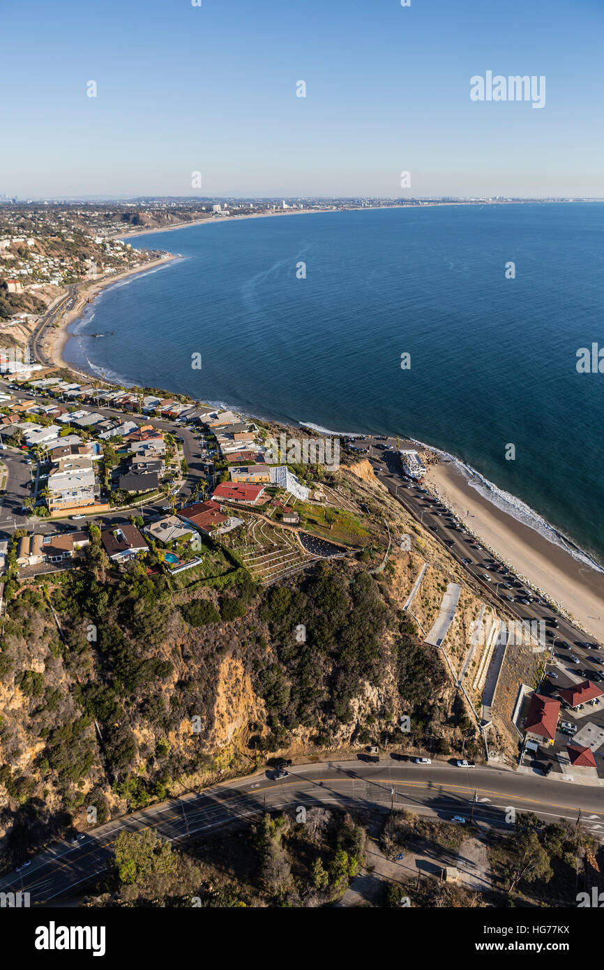 Vue aérienne de Pacific Palisades quartiers et de Pacific Coast Highway à Los Angeles en Californie. Banque D'Images