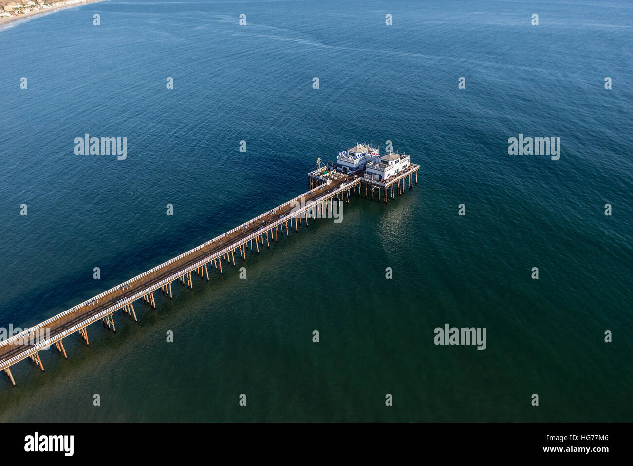 Vue aérienne de Malibu Pier State Park et la baie de Santa Monica. Banque D'Images