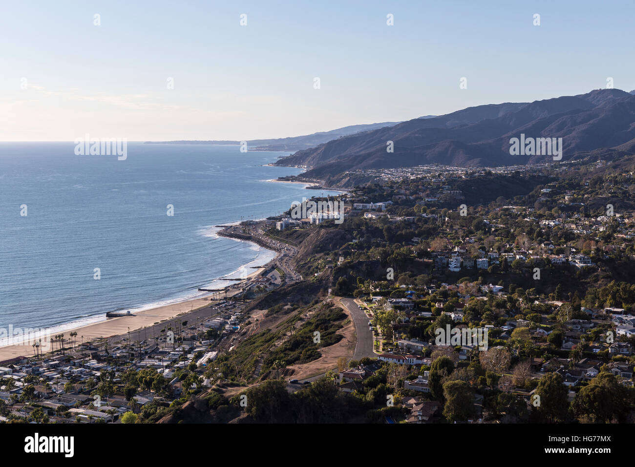 Vue aérienne de Pacific Palisades et les montagnes de Santa Monica à Los Angeles en Californie. Banque D'Images