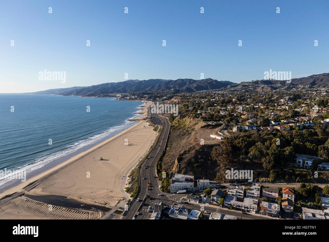 Vue aérienne de maisons, plages et montagnes dans la région de Pacific Palisades à Los Angeles en Californie. Banque D'Images