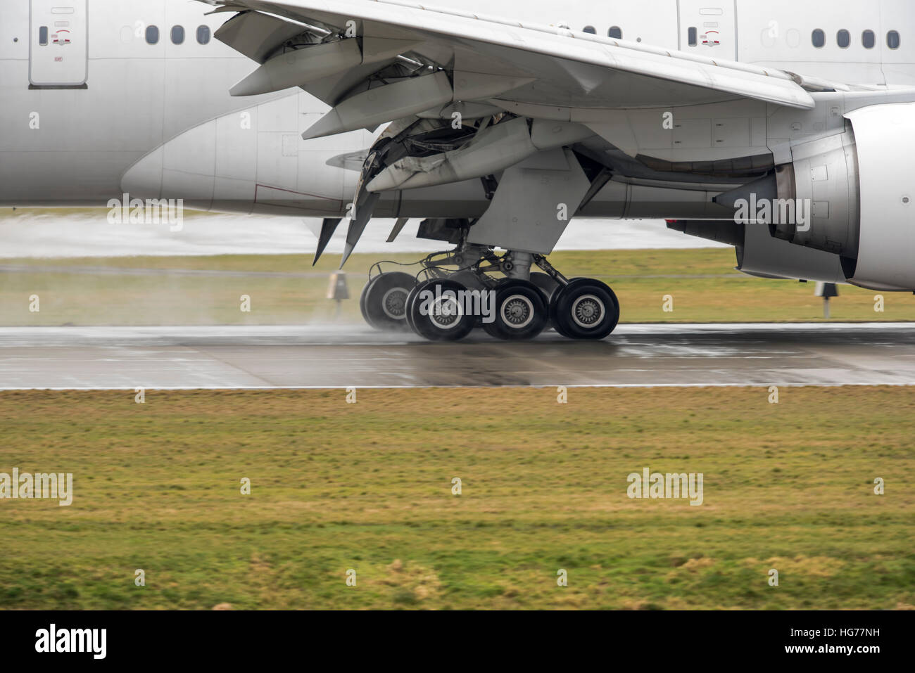 Close-up of Philippines Boeing 777-300ER de la compagnie aérienne d'atterrissage vers le bas sur la piste. Banque D'Images