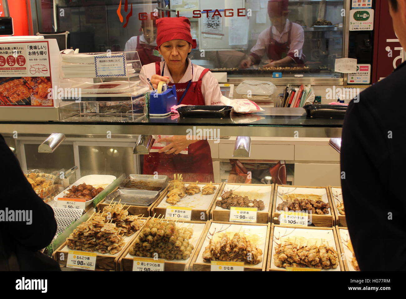 Une boutique yakitori à la gare de Shinjuku à Tokyo, Japon Banque D'Images