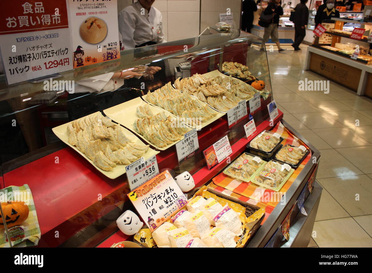Un compteur de vendre gyoza à la gare de Shinjuku à Tokyo, Japon Banque D'Images