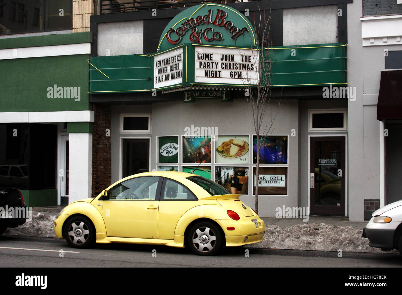 Volkswagen Coccinelle jaune dans la ville Banque D'Images