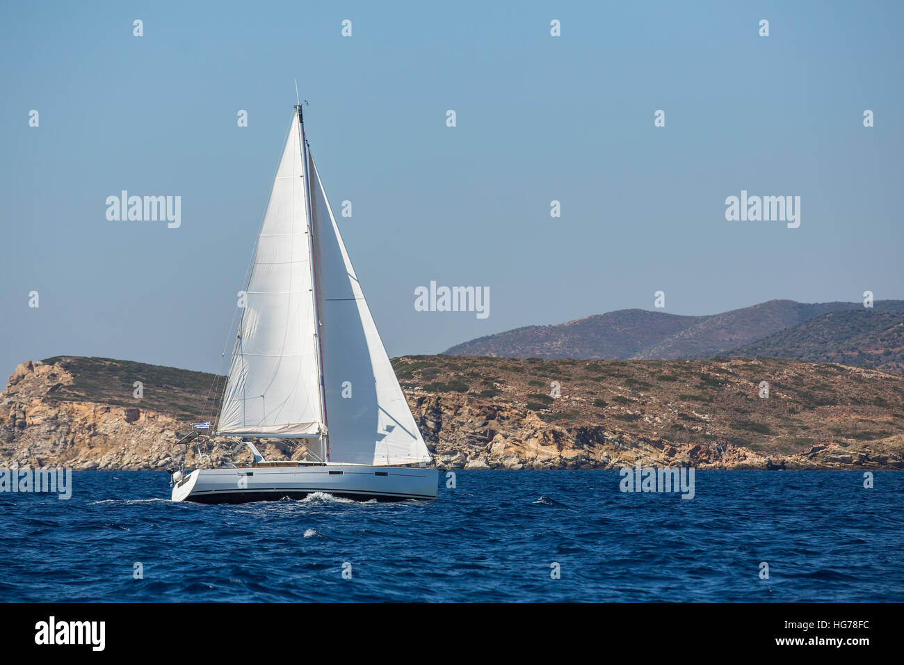 Bateau à voile à luxury yacht avec voiles blanches dans la mer Méditerranée. Banque D'Images