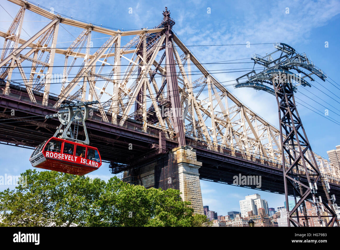 New York City, NY NYC, East River Water, Roosevelt Island Tram, tramway aérien de banlieue, pont Ed Koch Queensboro, tour de soutien, les visiteurs voyagent Banque D'Images