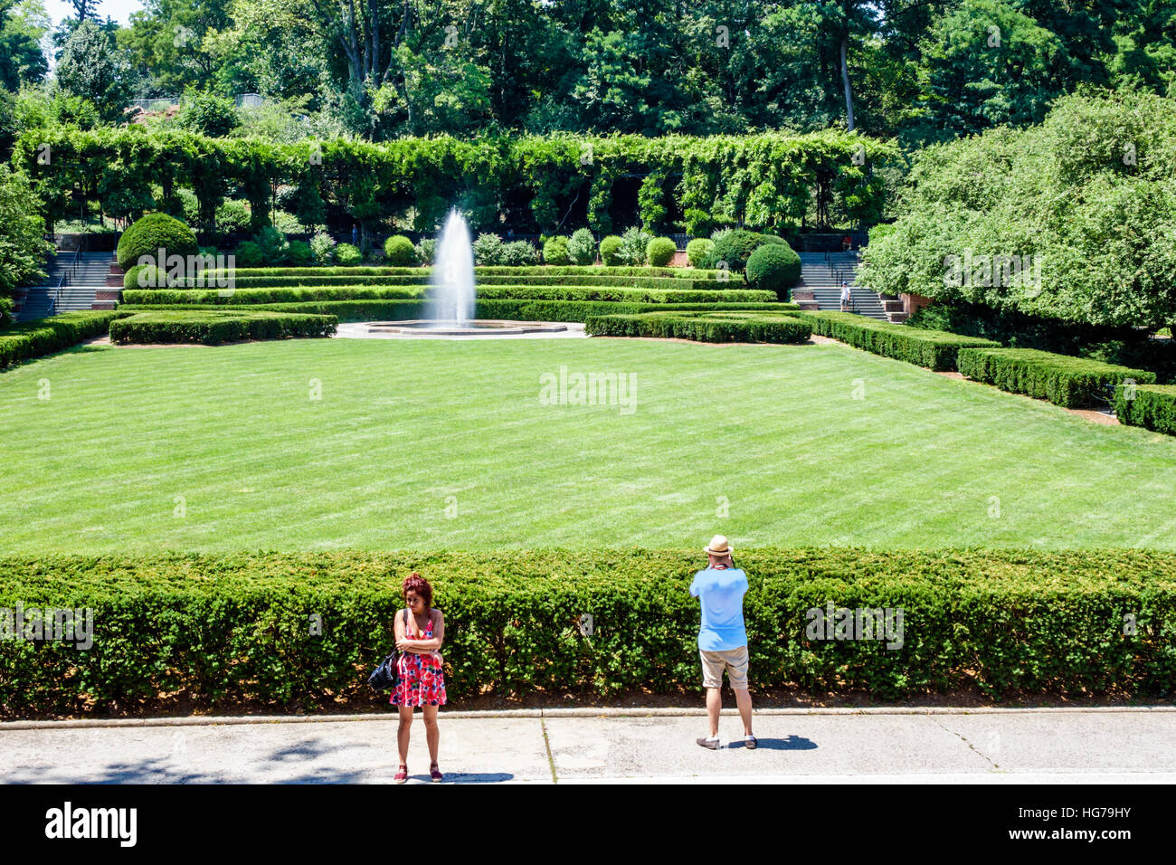 New York City,NY NYC Manhattan,Spanish Harlem,Central Park,Urban,Conservatory Garden,jardin formel,fontaine,adulte,adulte,homme hommes,femme femme femme wom Banque D'Images