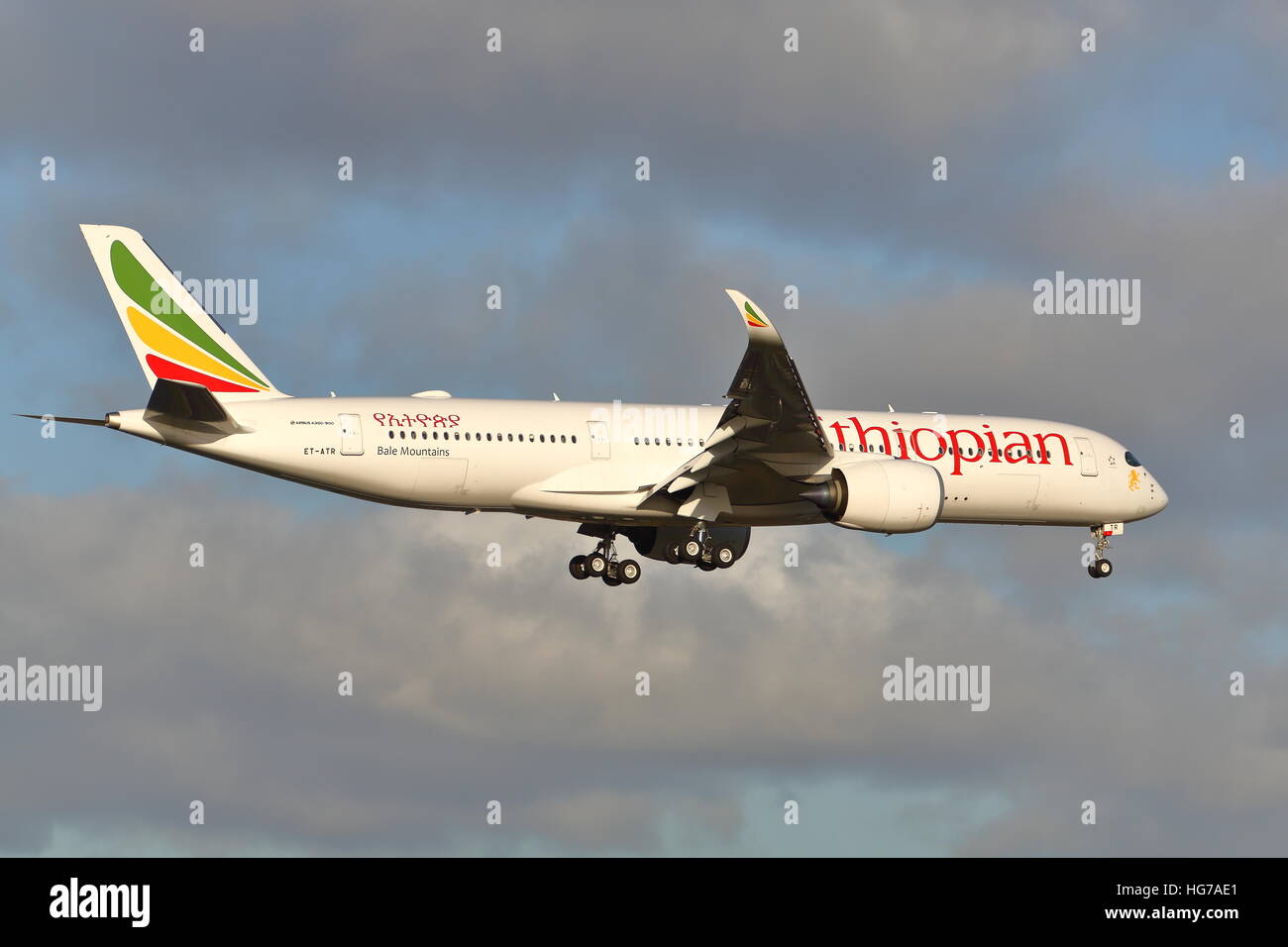 Ethiopian Airlines Airbus A350-900 et-RTA à l'atterrissage à l'aéroport Heathrow de Londres, UK Banque D'Images