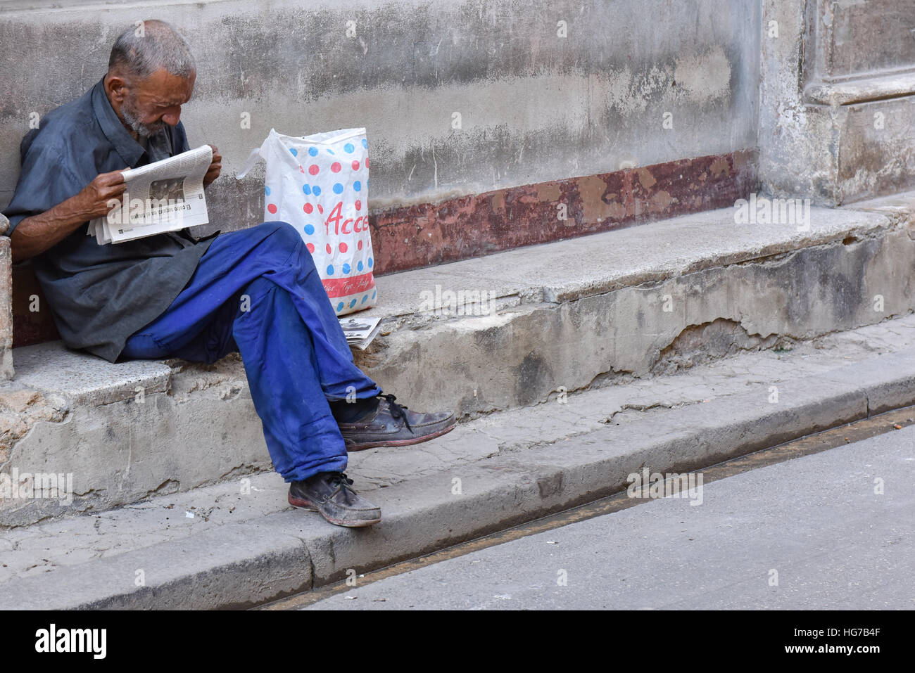 Man reading newspaper Havana Vieja Banque D'Images