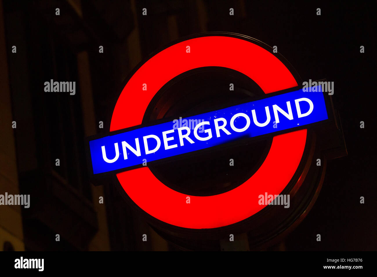 London Underground tube lumineux cocarde signe la nuit Banque D'Images