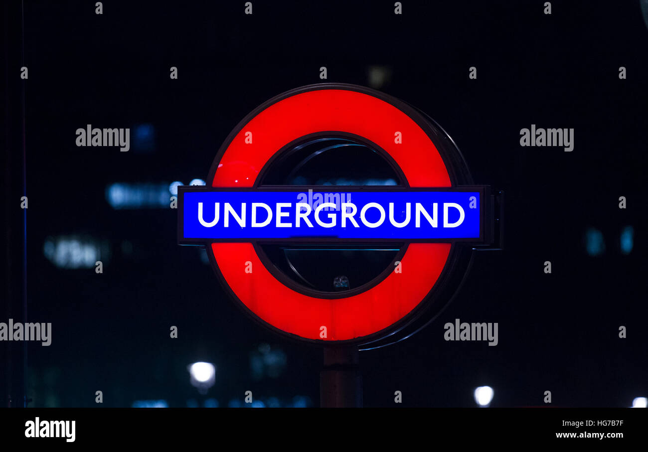London Underground tube lumineux cocarde signe la nuit Banque D'Images
