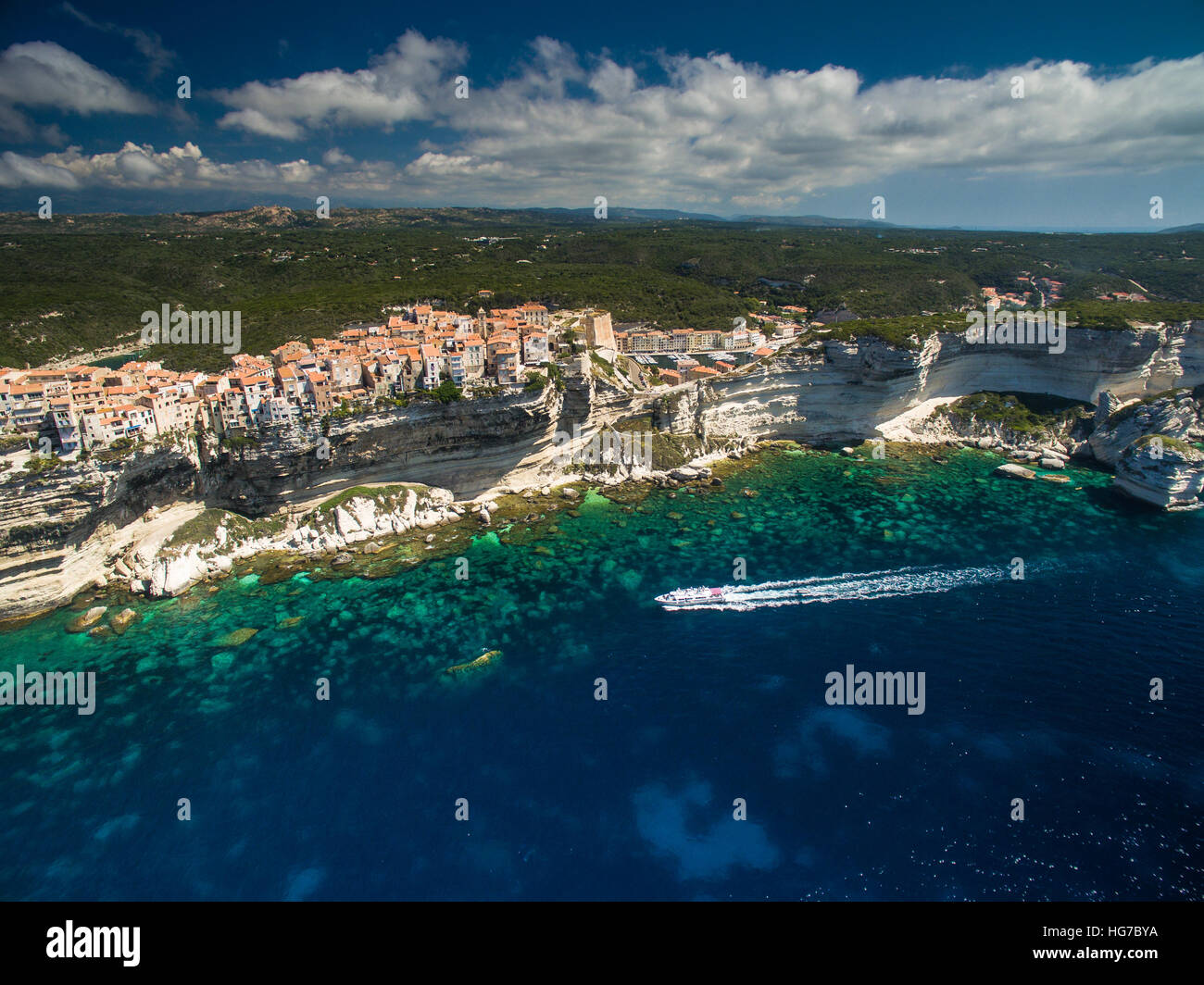 vue-a-rienne-de-la-vieille-ville-de-bonifacio-la-falaise-de-calcaire