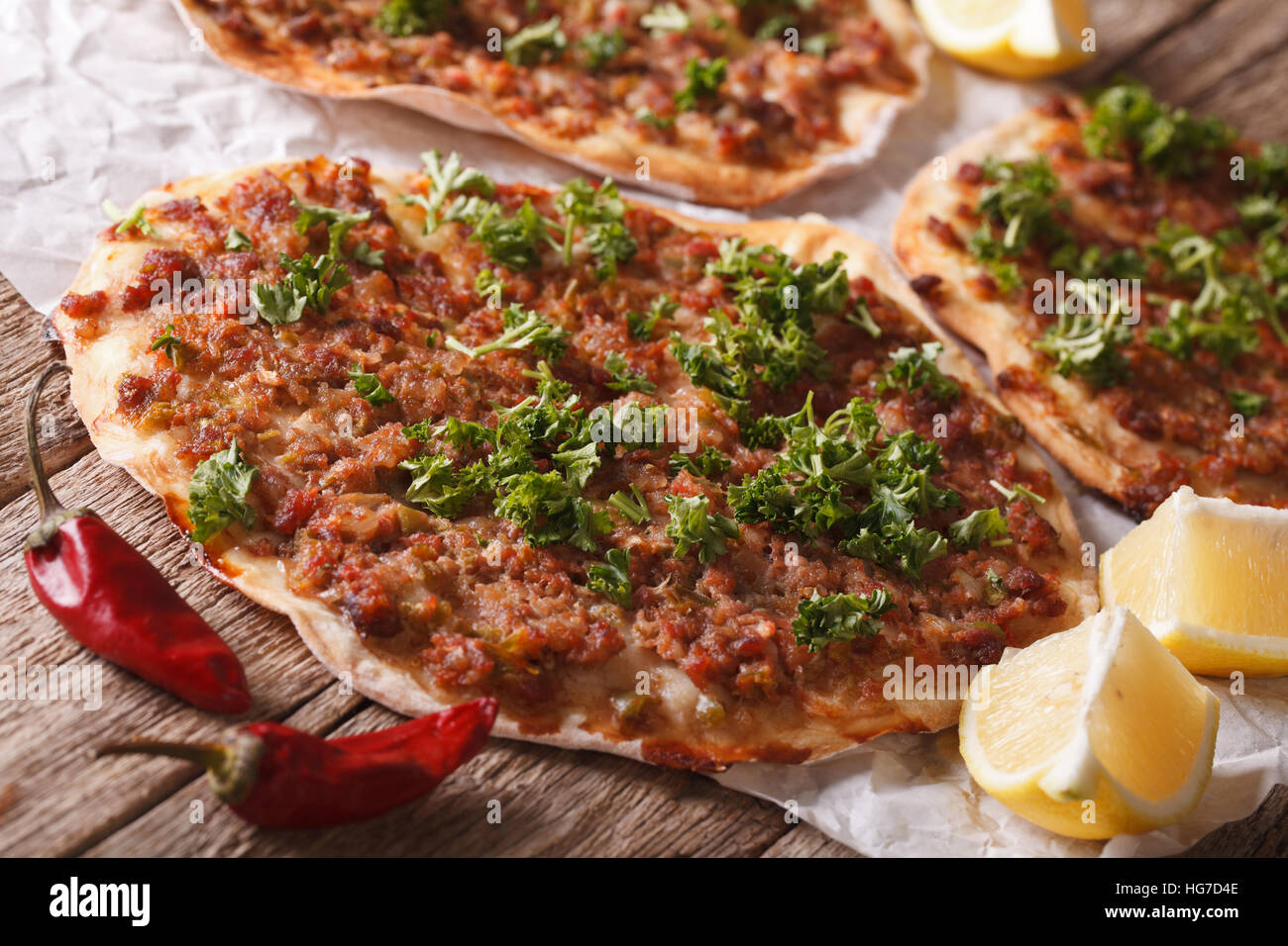 Pizza turque à la viande - lahmacun macro sur une table en bois. L'horizontale Banque D'Images