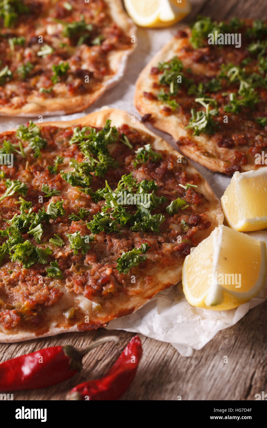 Pizza turque à la viande - lahmacun macro sur une table en bois vertical. Banque D'Images