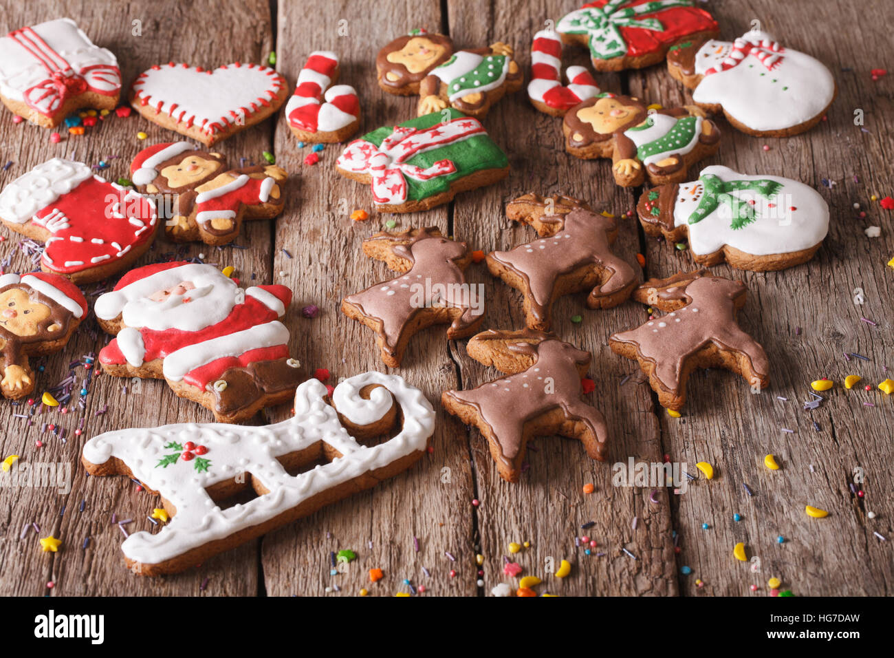Beau Noël gingerbread cookies sur une table de bois horizontal. Banque D'Images