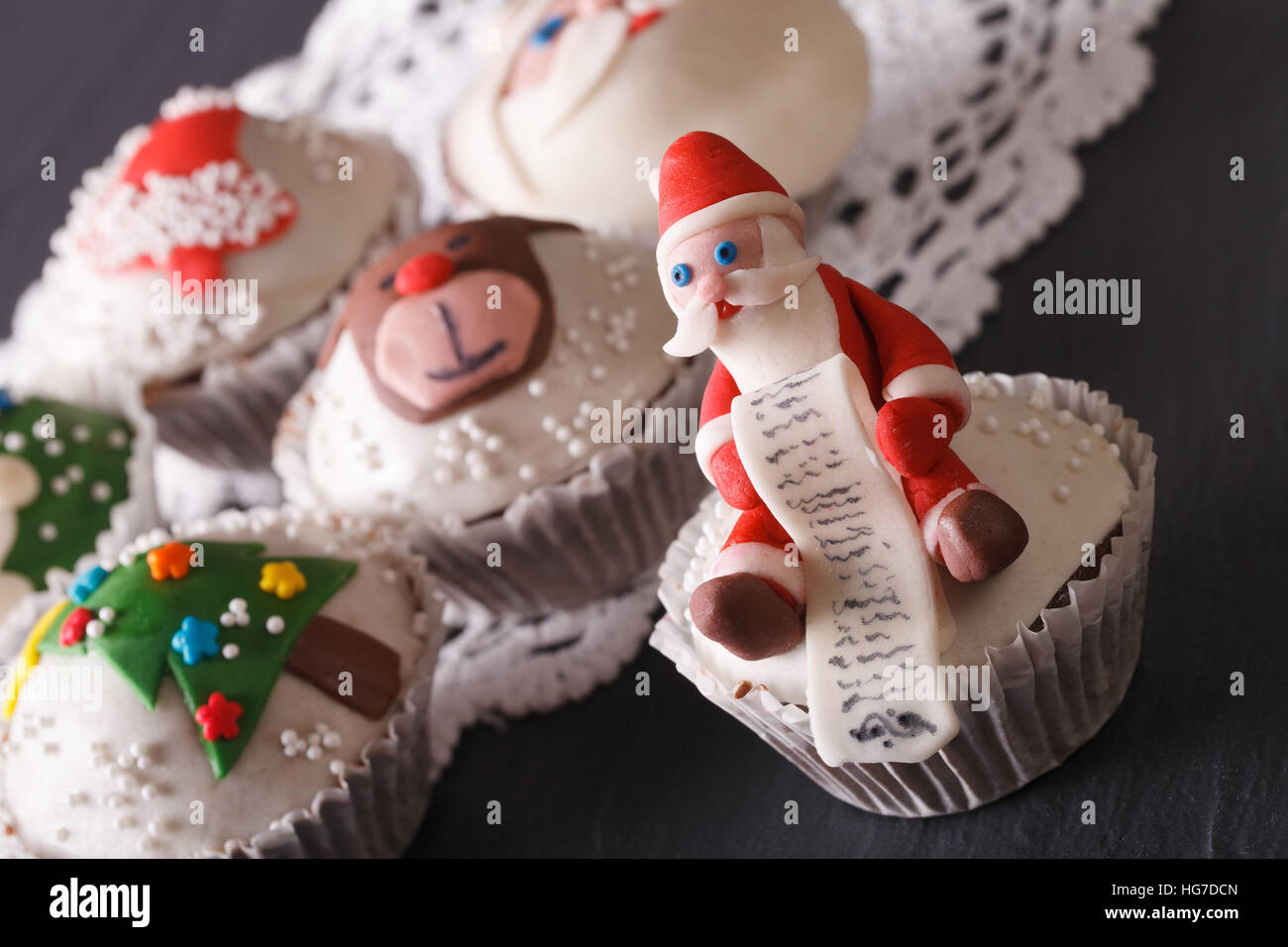 Délicieux cupcakes avec de belles décorations de Noël close-up. L'horizontale Banque D'Images