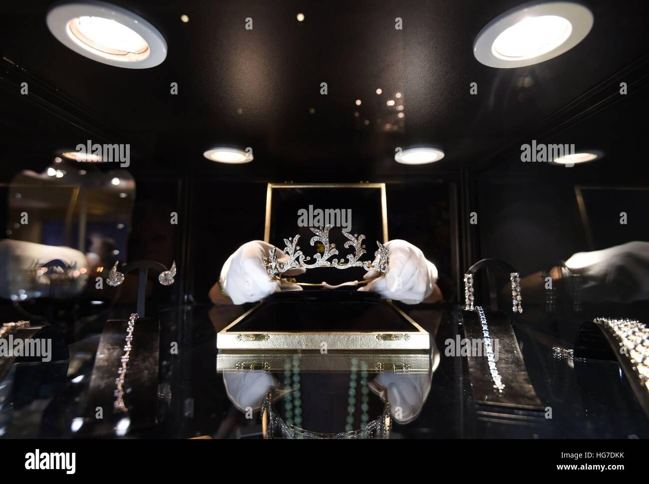 Un exposant possède un tiara de 18 carats d'or jaune et de platine avec des diamants blancs fins, d'une valeur de &Acirc ; 80,000 £, exposé au Mayfair antiques and Fine Art Fair du London Marriott Hotel, à Londres. Banque D'Images
