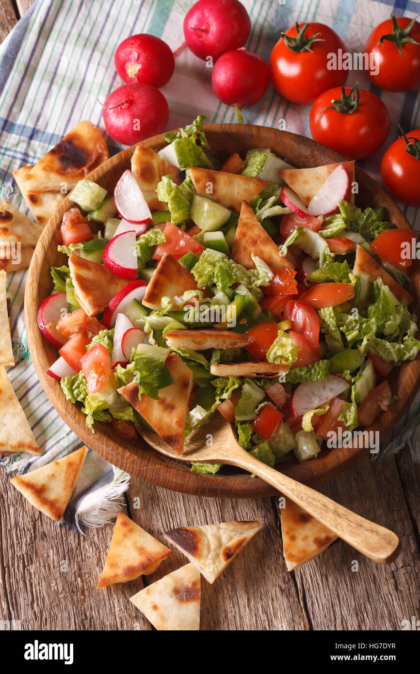 Salade de légumes pita avec close up dans un bol en bois. La verticale Banque D'Images