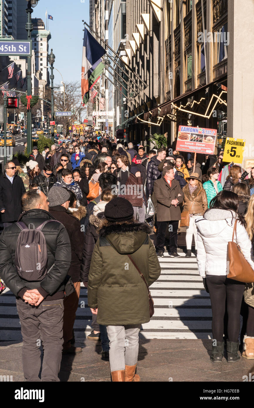 Trottoir occupé sur la Cinquième Avenue, Manhattan, New York, USA Banque D'Images