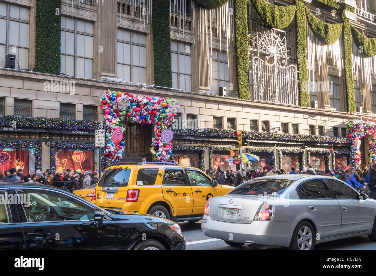 Saks Fifth Avenue durant la période des Fêtes, NYC, USA Banque D'Images