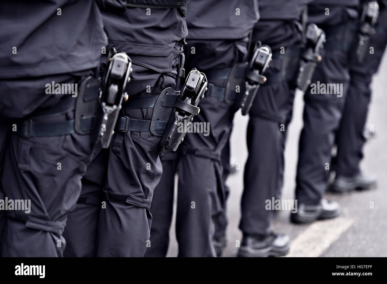 Des soldats des forces spéciales avec des pistolets en fourreaux pendant un défilé militaire Banque D'Images