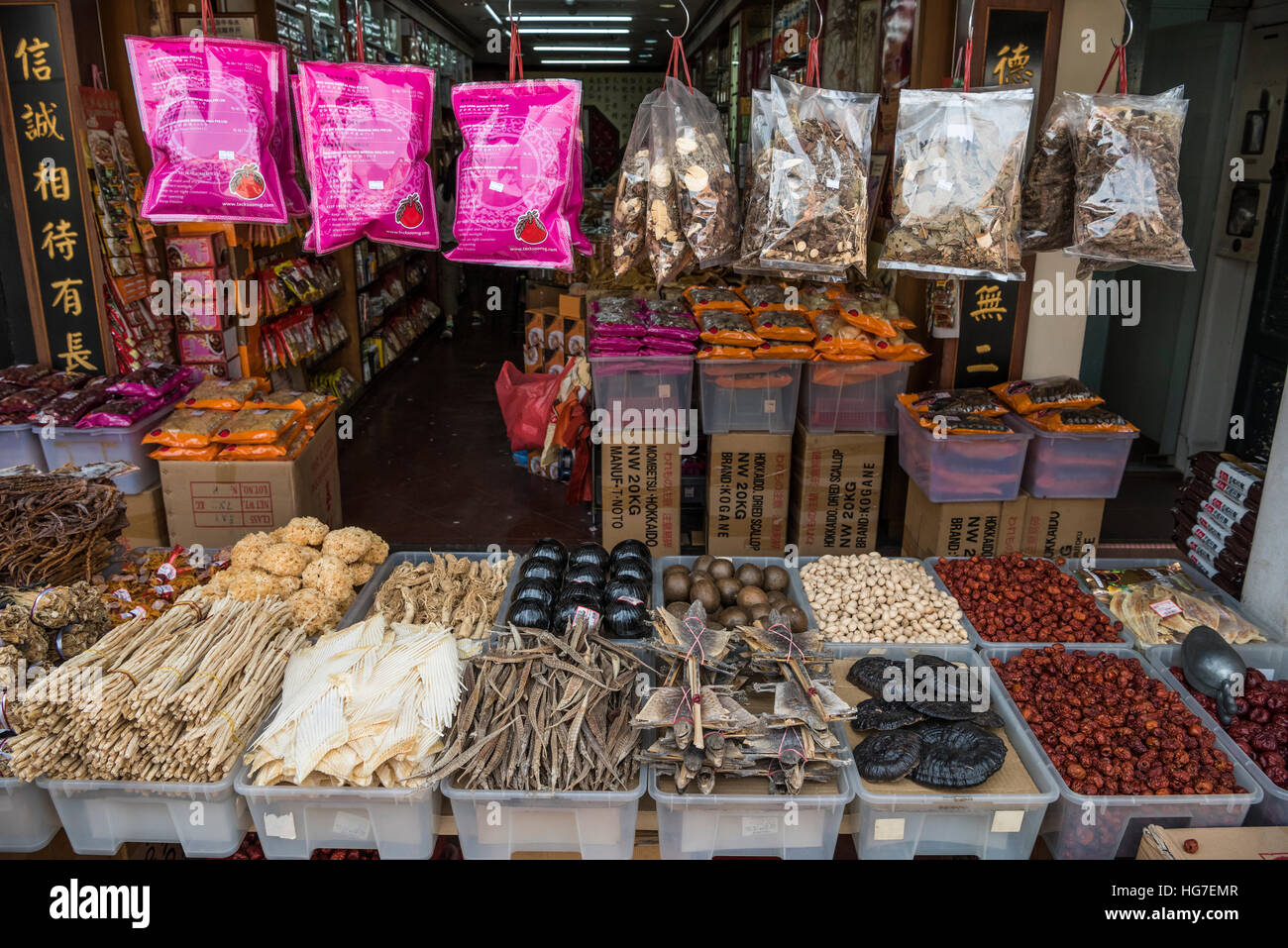 Les plantes médicinales chinoises séchées, des herbes et des animaux dans la médecine chinoise boutique, Singapour Banque D'Images