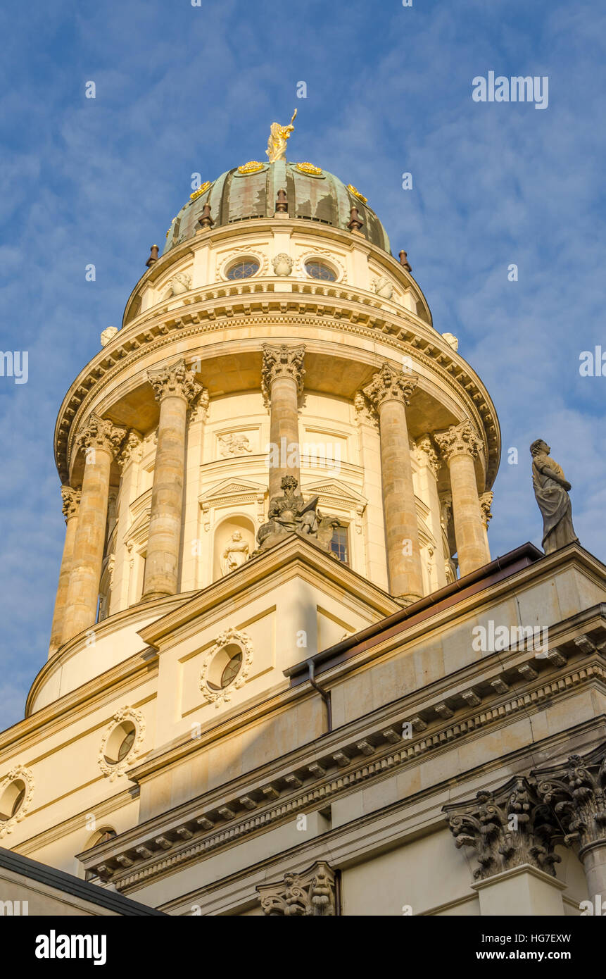 Vue sur Cathédrale française à la place Gendarmenmarkt à golden la luminosité de l'après-midi, Berlin, Allemagne Banque D'Images