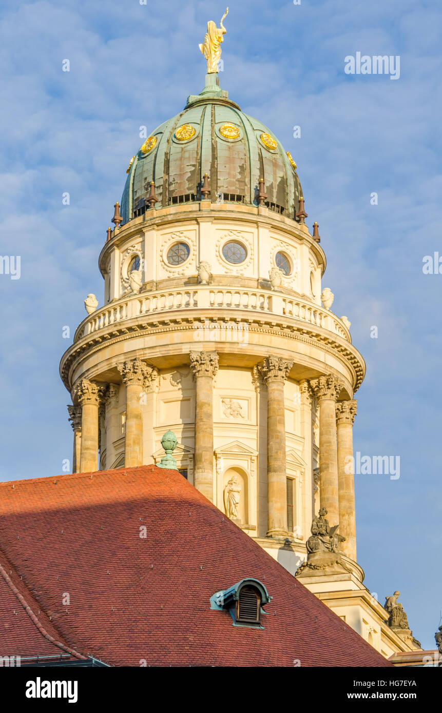 Vue sur Cathédrale française avec toit en tuiles rouges en premier plan à la place de Gendarmenmarkt à Berlin, Allemagne Banque D'Images