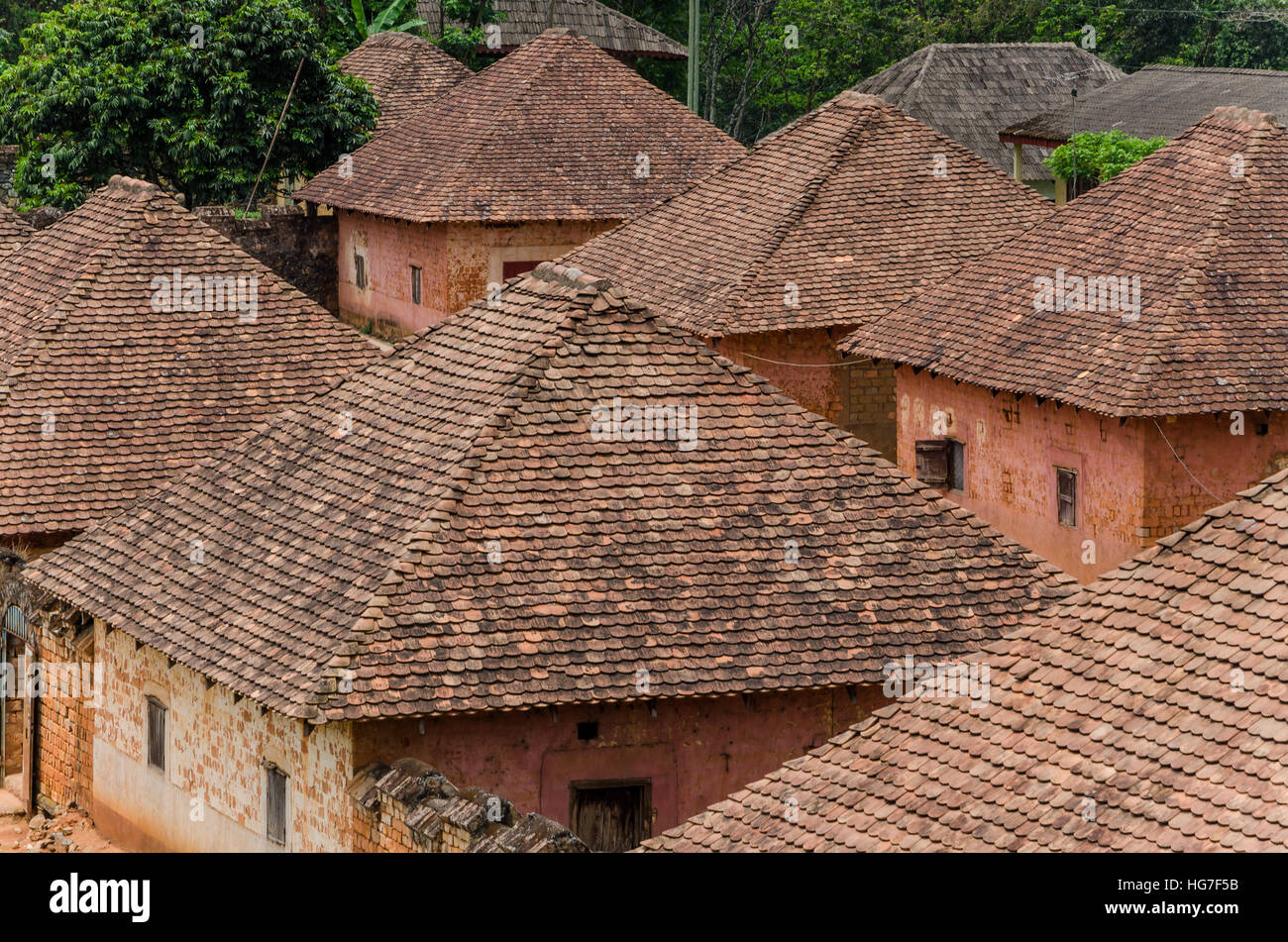 Palais traditionnel de la Fon de brique et de tuile de Bafut avec bâtiments et environnement de jungle, le Cameroun, l'Afrique Banque D'Images