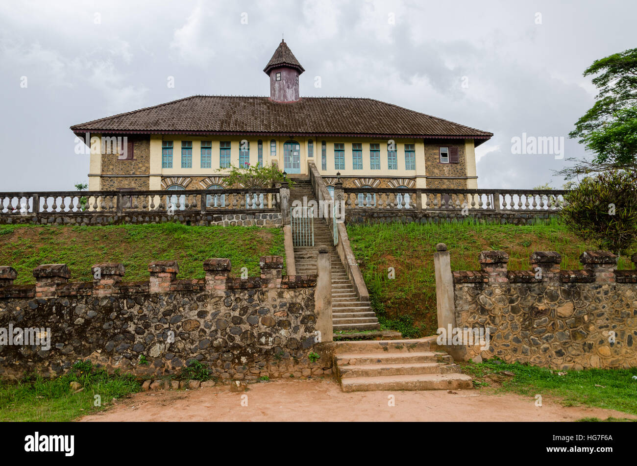 Au musée de palais traditionnel le fon de brique et de tuile de bafut avec bâtiments et environnement de jungle, le Cameroun, l'Afrique Banque D'Images