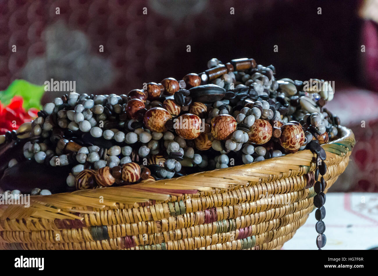 Bijoux africains traditionnels empilés dans le panier de paille à Fon historique's Palace, Cameroun, Afrique, Bafut Banque D'Images