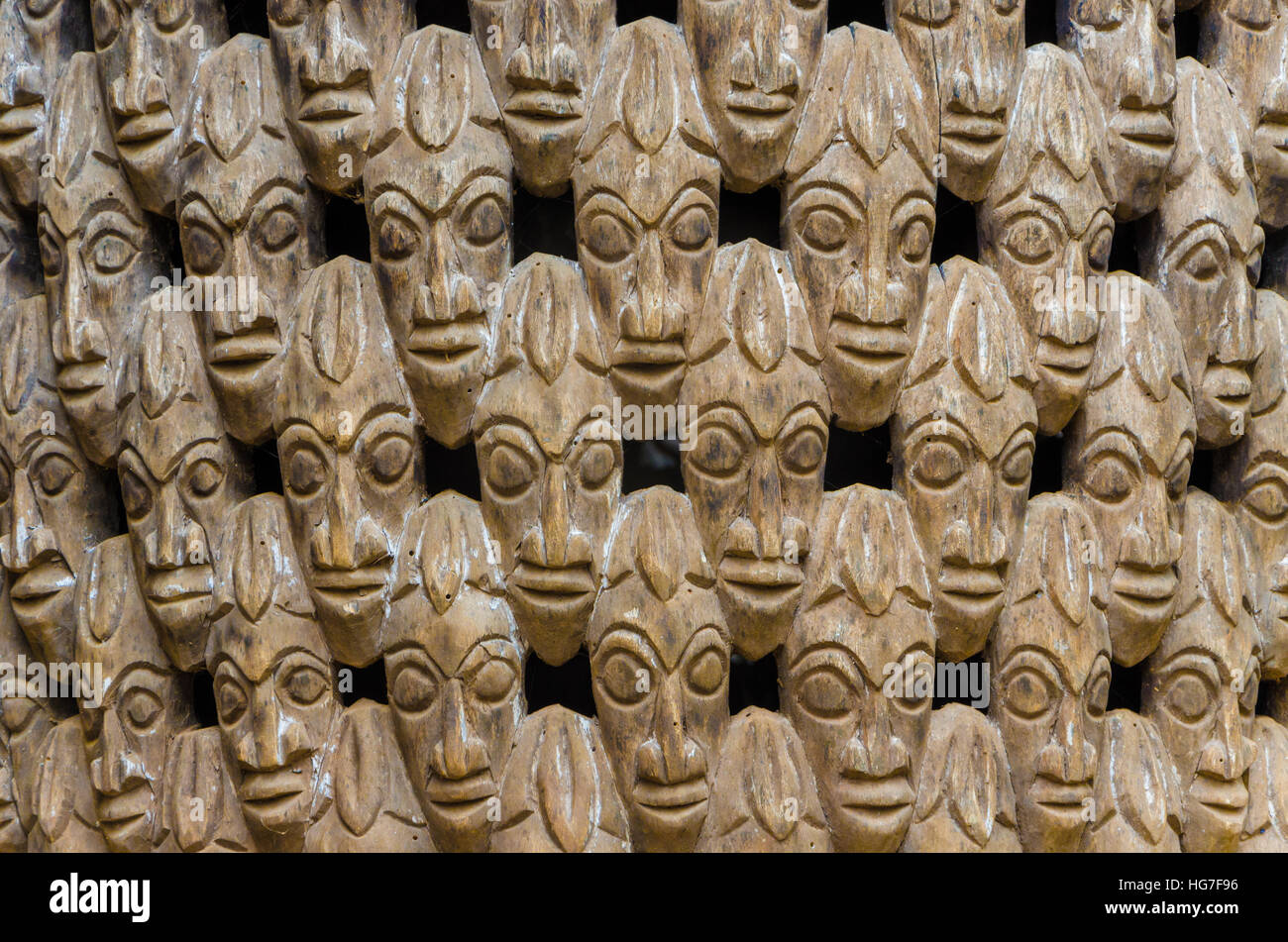 Modèle de nombreuses têtes sculptées sur bois chaise à Fon traditionnels dans le palais, Bafut Cameroun, Afrique Banque D'Images