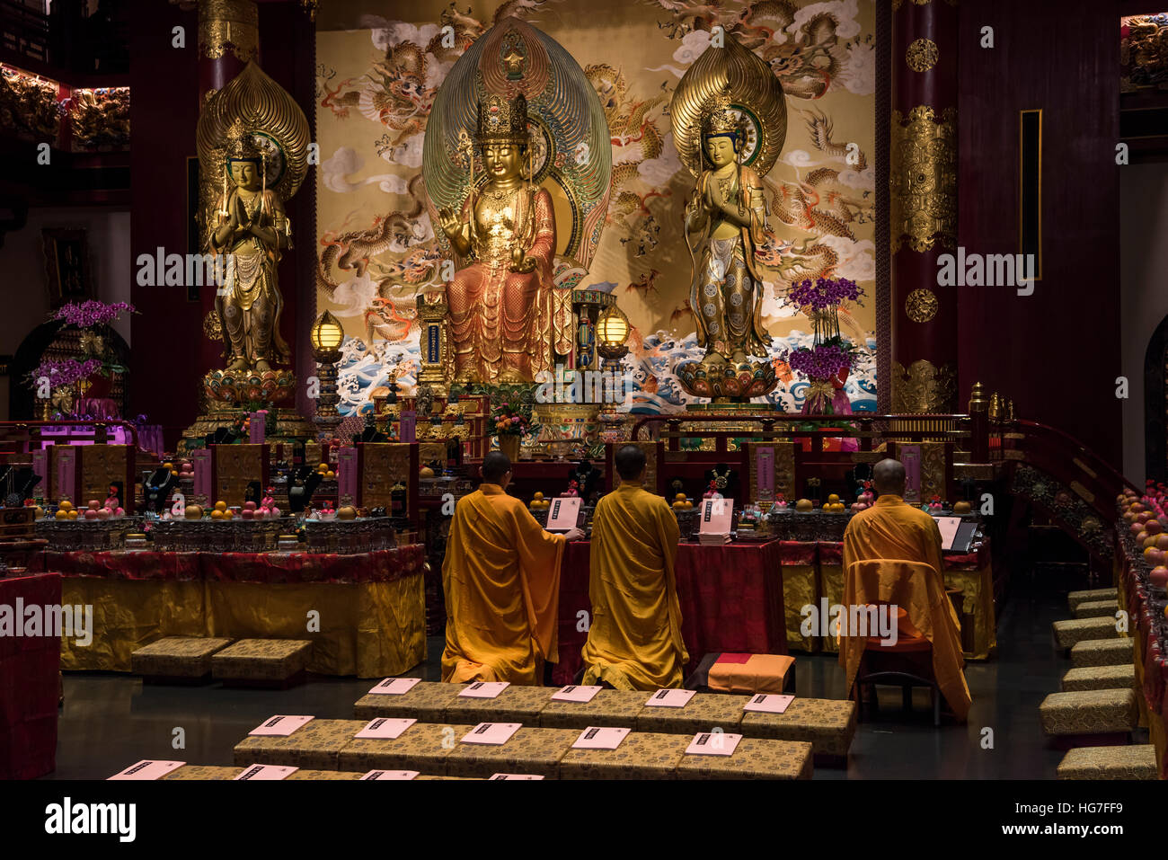 Les moines de l'autel dans le Buddha Tooth Relic Temple, Chinatown, Singapour Banque D'Images