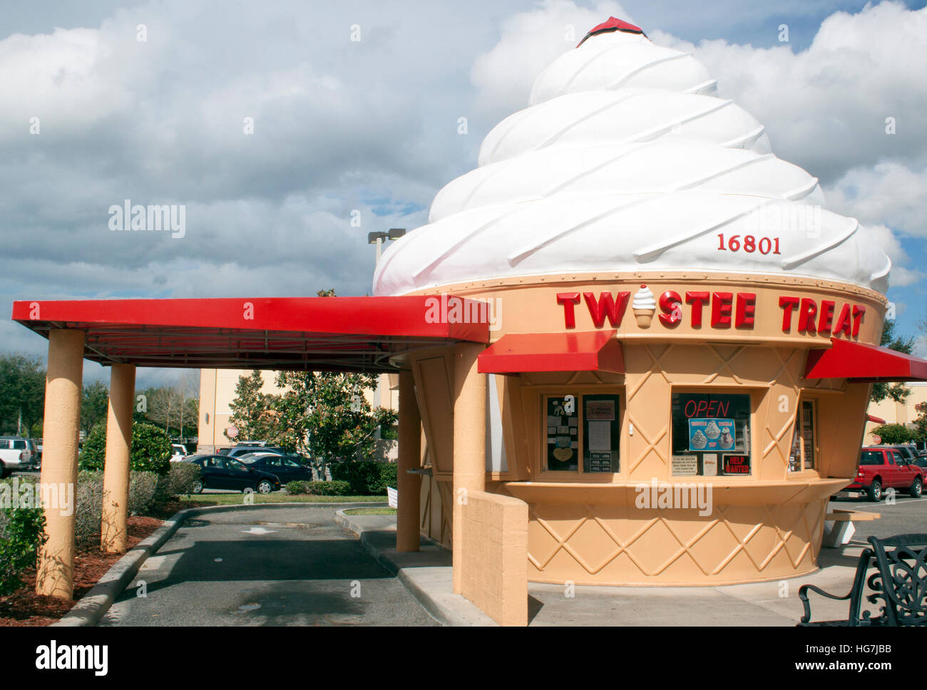 Un bâtiment fantaisiste en forme de cône de crème glacée à Kissimmee sert une douce nostalgie au bord de la route et un charme digne d'une photo le long du sentier touristique de Floride. Banque D'Images