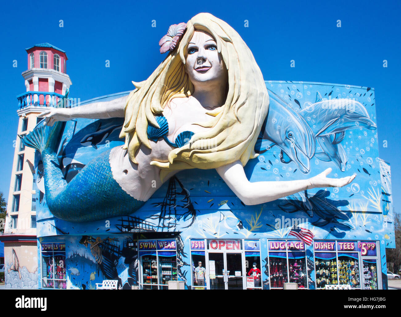 Une statue de sirène géante orne un magasin à Kissimmee, en Floride, attirant les visiteurs par son charme fantaisiste en bord de route et son flair de ville balnéaire. Banque D'Images