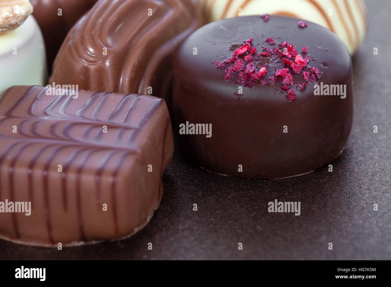 Bonbons Gourmet, aka bon-bons ou des truffes faites de chocolat au lait. Closeup macro. Banque D'Images
