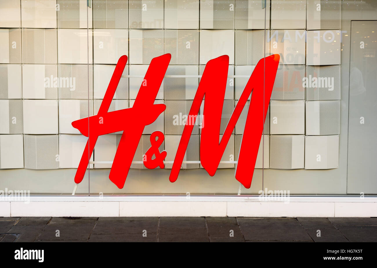 Le logo de H&M, le détaillant de mode suédois, grande affiche dans une vitrine. Banque D'Images