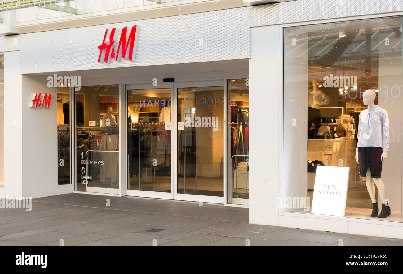 L'avant de H&M détaillant de mode suédoise en sortie de l'ancien George Mall, Salisbury, Wiltshire, Royaume-Uni. Banque D'Images