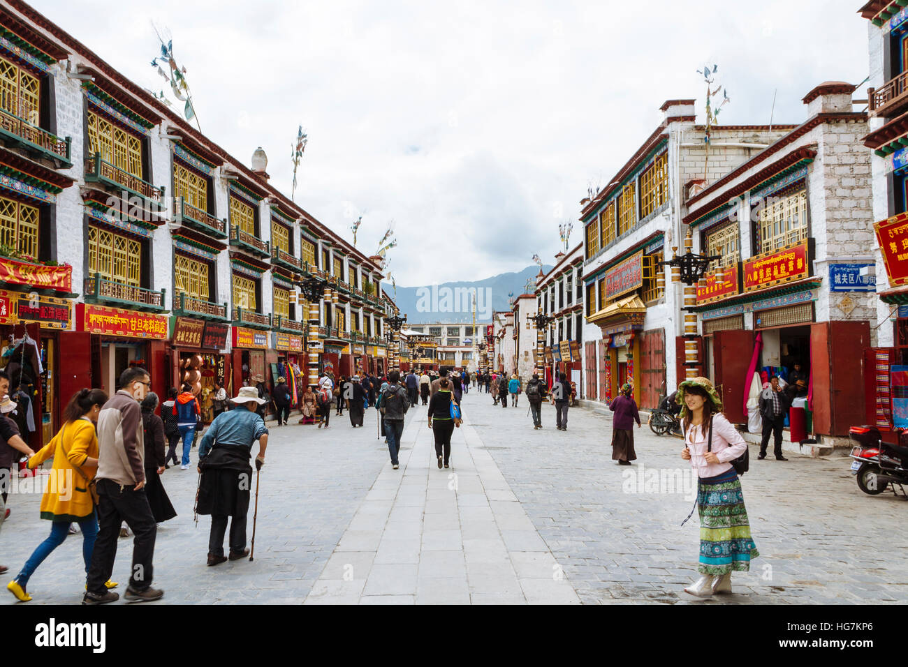 Lhassa, Tibet - l'avis de nombreux pèlerins au Temple Jokhang Square dans la journée. Banque D'Images