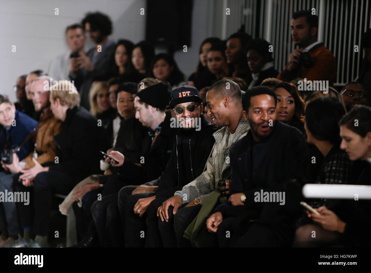 Battements et NFL player Swizz Victor cruz regarder l'école publique, printemps 2016 Mens fashion show à la galerie du lait le 2 février 2016 à New York City, New York. Banque D'Images
